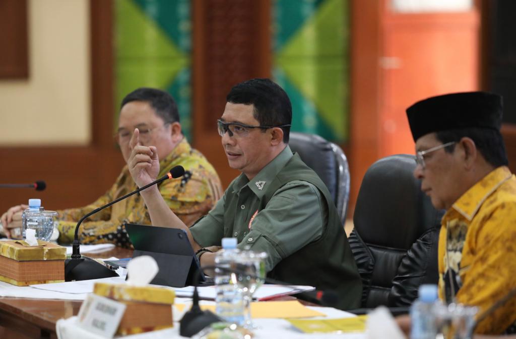Kepala Badan Nasional Penanggulangan Bencana (BNPB) Letjen TNI Suharyanto S.Sos., M.M., memimpin Rapat Koordinasi dan Evaluasi Penanganan Karhutla di Kalimantan Selatan untuk mendukung upaya pemerintah daerah beserta seluruh jajaran forkopimda dalam mengendalikan kebakaran hutan dan lahan (karhutla) di Kalimantan Selatan pada hari Kamis (21/9).